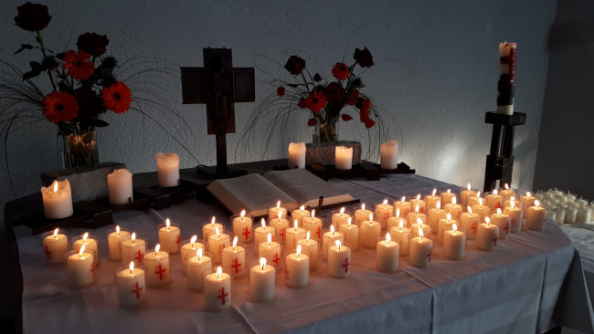 Kerzen auf Altar